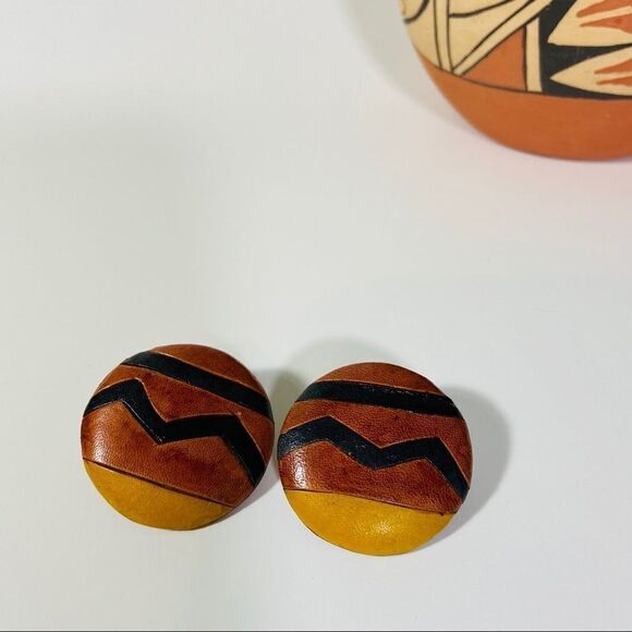 Vintage leather round earrings. - Picture 3 of 7